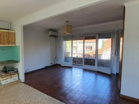 MUY BUEN PISO EN PLANTA ALTA C/TERRAZA Y PARRILLA (SIN EXPENSAS)