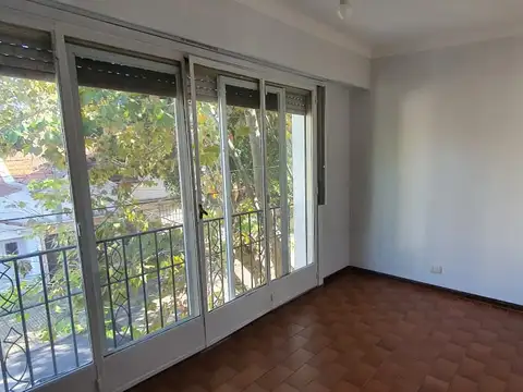 MUY BUEN PISO EN PLANTA ALTA C/TERRAZA Y PARRILLA (SIN EXPENSAS)