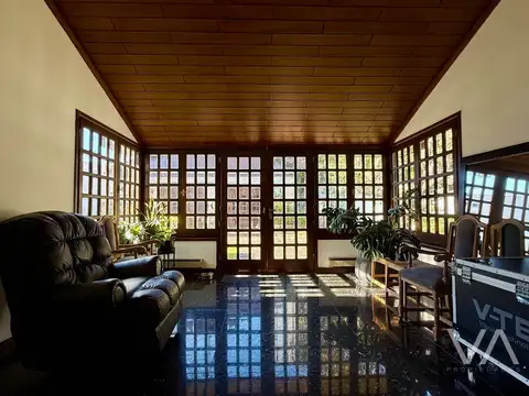 Espectacular esquina en Los Troncos