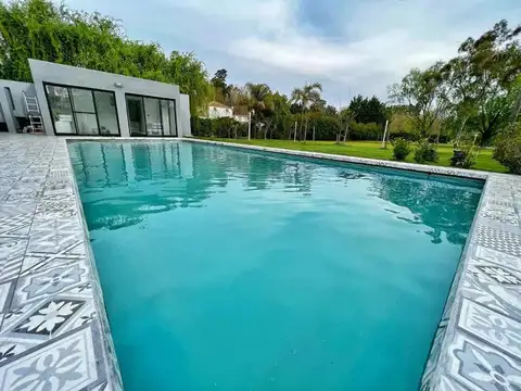 Venta casa 4 ambientes con parque y pileta en Haras del Sur I