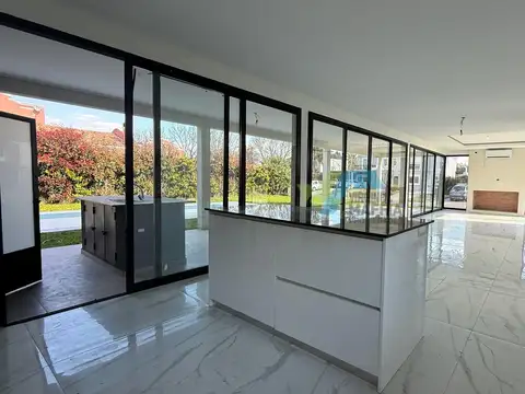 Casa 6 ambientes con 4 baños