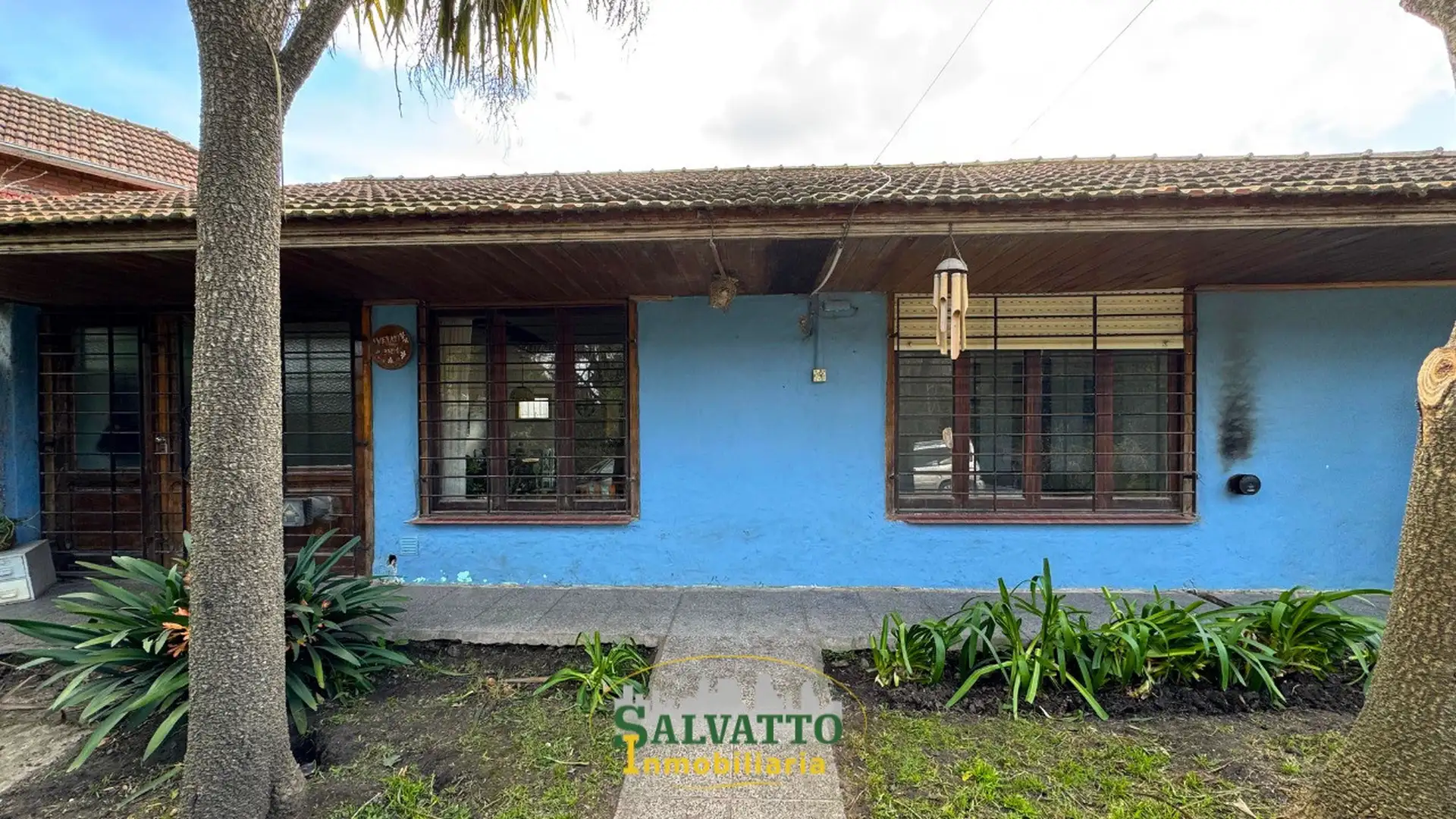 Chalet de 5 ambientes lindero al bosque Peralta Ramos con gran lote propio excelente estado
