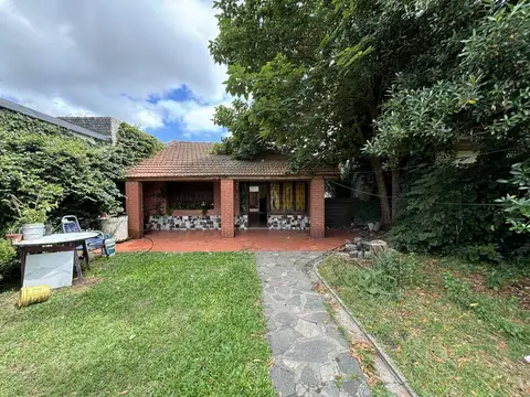 Casa con jardín al frente y garaje curiberto!