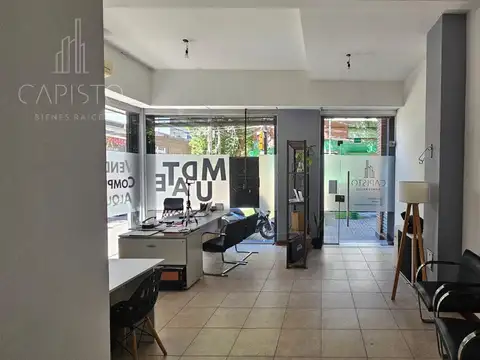 Local en Villa Ballester en esquina alto tránsito.