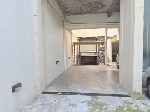 Venta Cochera Cubierta en Florida. Amplia y de fácil Acceso