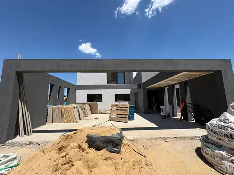 Casa 4 ambientes con 4 baños