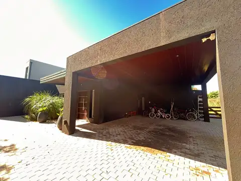 Casa 5 ambientes con 3 baños