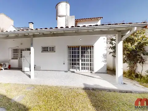 Casa en venta en Olivos 5 ambientes suite con dependencia jardín patio cochera. Barrio Golf.