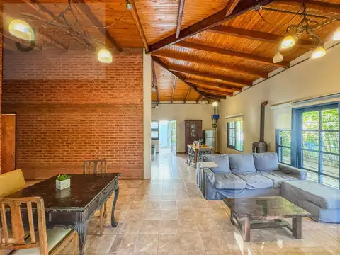 Calida Casa Estilo Chalet en Venta -Chacras de Benitez-