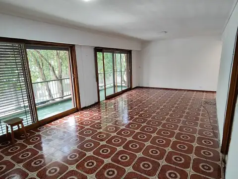 Piso en Devoto con balcon, patio y cochera