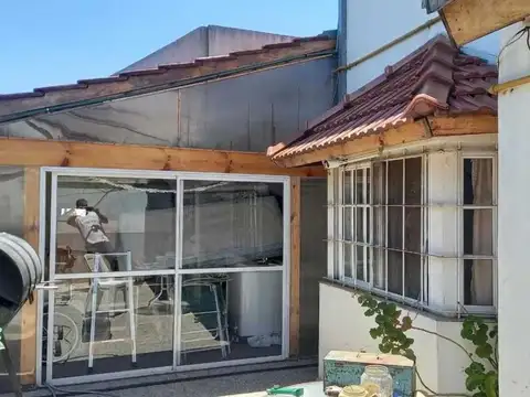 Casa 8 ambientes con 3 baños