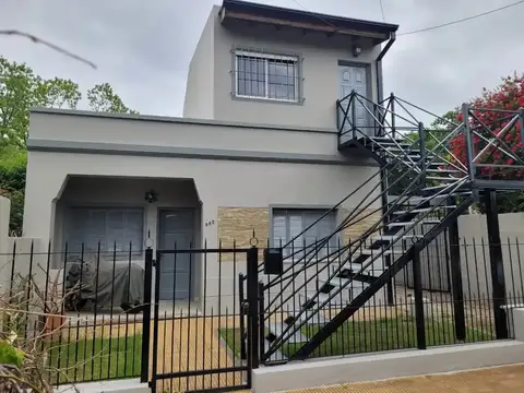 Casa Reciclada con Departamento Independiente en Lote 10x40 – Apto Crédito – Oportunidad Única Inversor