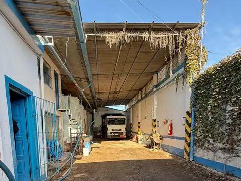 DEPOSITO DE 300 M2 CON 2 OFICINAS, GRAN UBICACION!