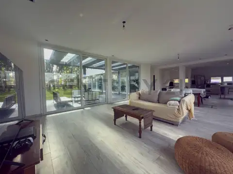 Casa en Venta con 4 cocheras