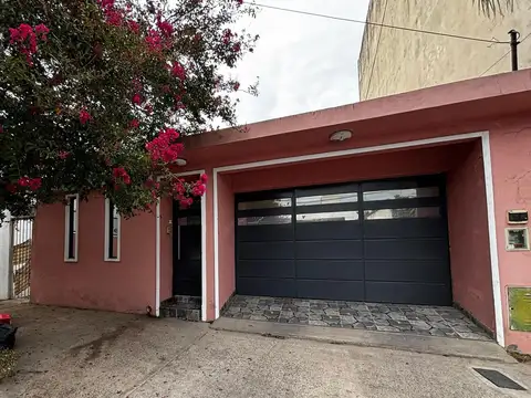 Casa de 4 ambientes al frente