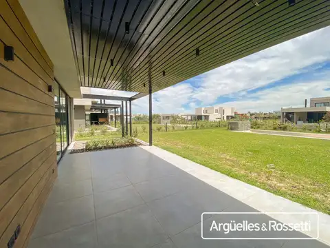 Casa 5 ambientes con 3 baños