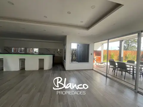 Casa 6 ambientes con 2 baños