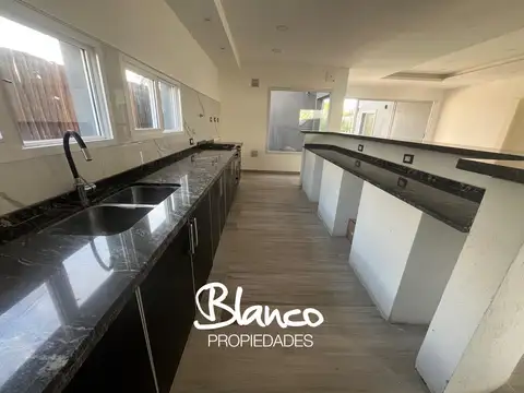 Casa en Venta con 3 cocheras