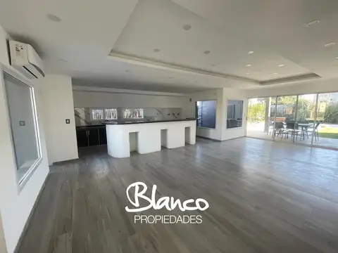 Casa en Venta con 3 cocheras