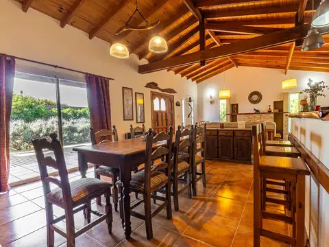 VENTA - CASA CON GRAN PARQUE Y QUINCHO CHAPADMALAL