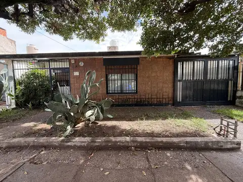CASA EN VENTA 3 DORMITORIOS CON PATIO LOS PLÁTANOS
