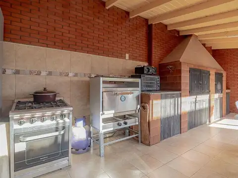 CASA EN VENTA 5 AMB. HURLINGHAM PILETA GARAGE 498M