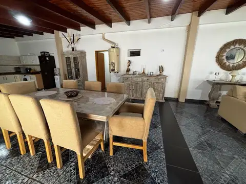 Casa con local comercial sobre Balbin en venta