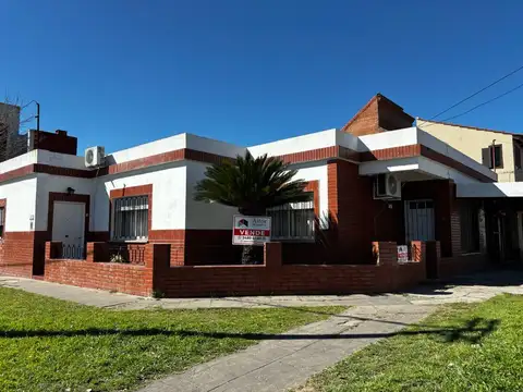Casa con local comercial sobre Balbin en venta