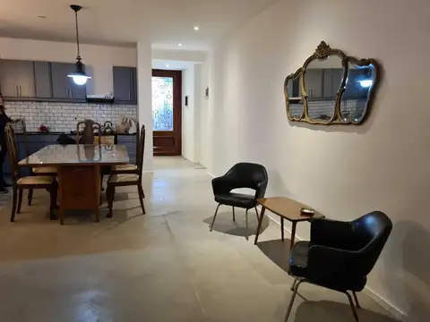 Alquilo Temporario en Monserrat. Excelente 4 Ambientes, al frente, con balcón corrido. Hasta 6 PAX