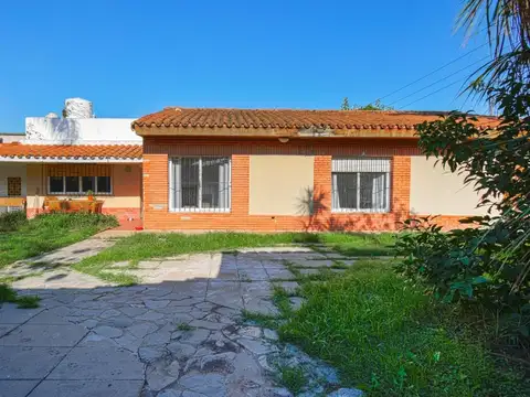 Casa en venta en Luis Guillón, amplio terreno