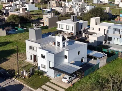 Casa 8 ambientes con 2 baños