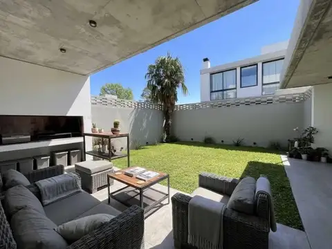Casa 4 ambientes con 3 baños