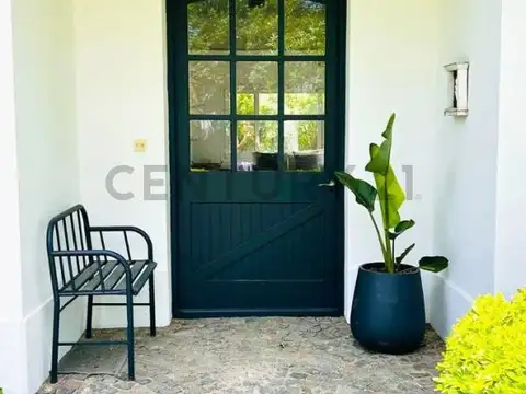 Casa en Alquiler con 2 cocheras