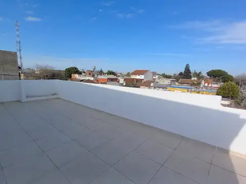 Departamento en 1er piso. Ambiente con cocina separada. Balcon y Patio/Terraza. Posesion inmediata