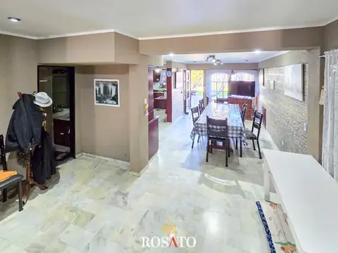 Casa en Venta con 3 cocheras