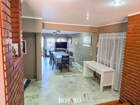 Casa 4 ambientes con 2 baños