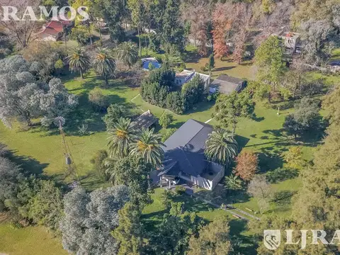 Casa 8 ambientes con 3 baños