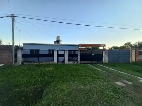 VENTA CASA CON COCHERA Y PILETA - RECREO- 