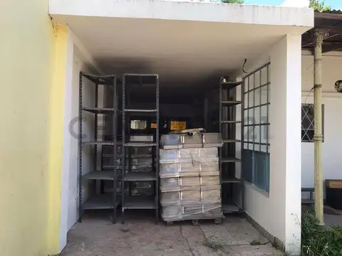 Casa con galpón en venta en La Plata, San Carlos