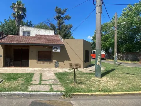 ESQUINA EN VENTA CON 2 CASAS DIFERENCIADAS-PERMUTA