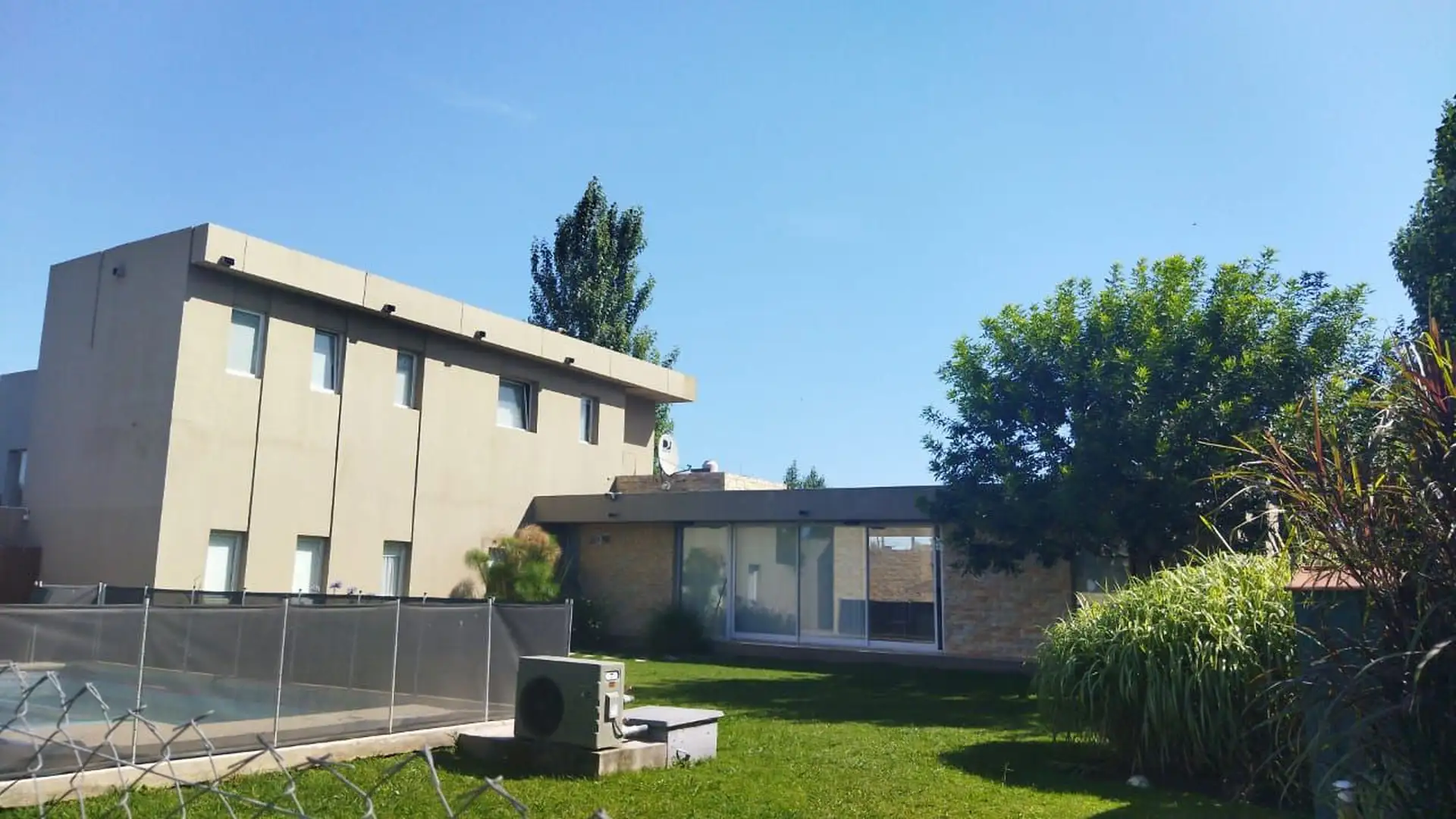 Venta Excelente Chalet de 5 ambientes 3 cochera Sobre Dos Lotes, En Los Acantilados