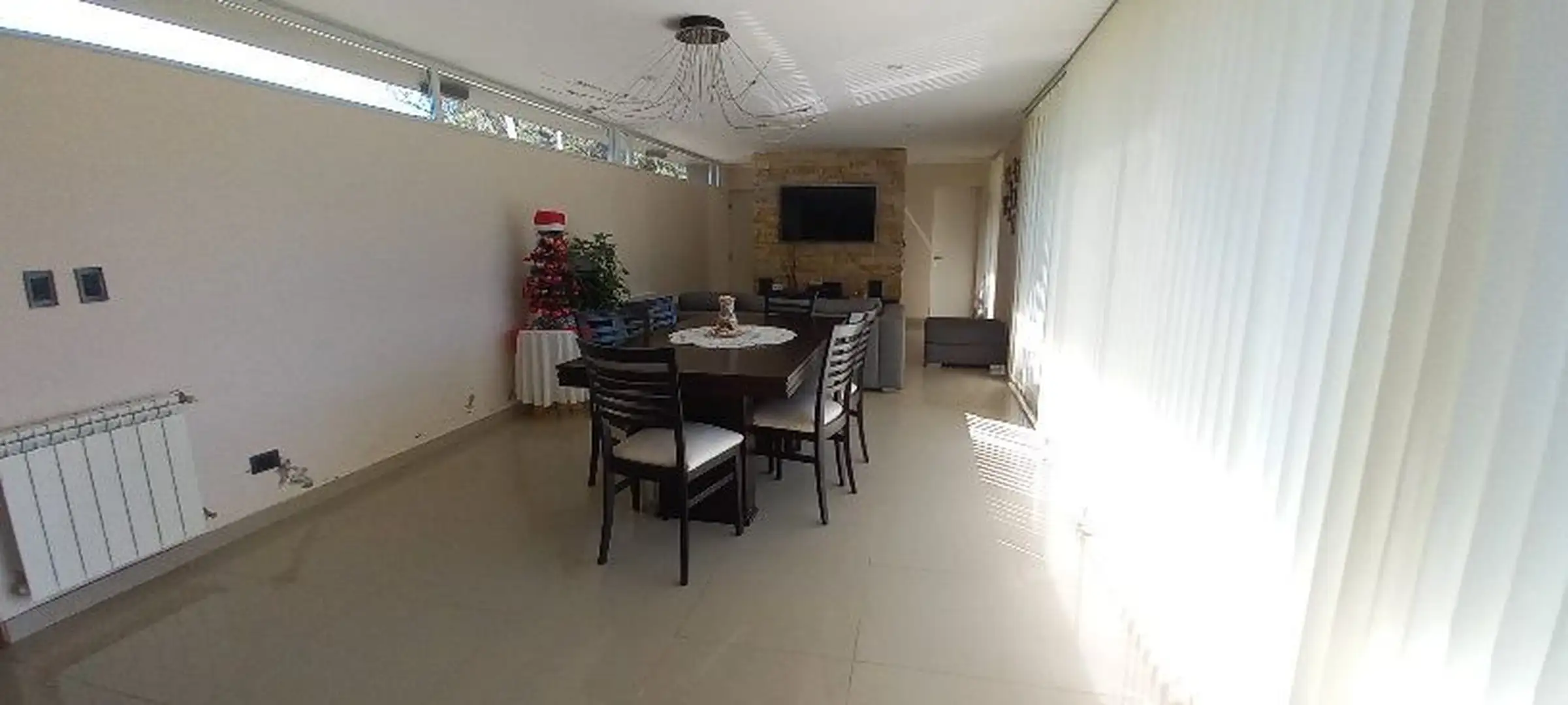 Venta Excelente Chalet de 5 ambientes 3 cochera Sobre Dos Lotes, En Los Acantilados