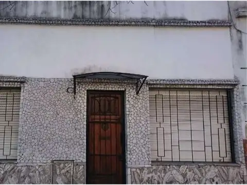 CASA s/ LOTE PROPIO DE 3 AMBS EN BUEN ESTADO CON AMPLIA TERRAZA,BUENA UBICACION. OPORTUNIDAD 