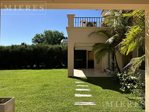 Casa en Alquiler con 2 cocheras