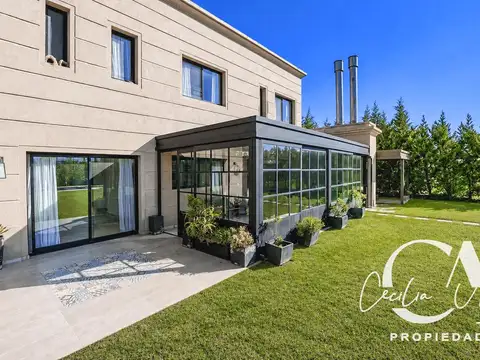 Casa en Venta con 4 cocheras