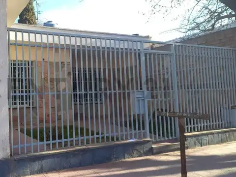 Casa 10 ambientes con 2 baños