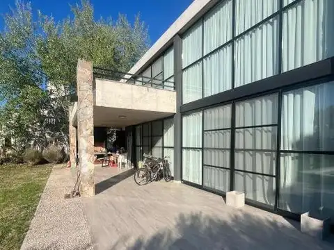 Venta Casa 5 ambientes Diseño en Haras Santa Maria - Barrio Los Eucaliptos 