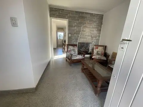 Casa 6 ambientes con 2 baños