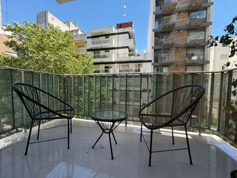 TRES AMBIENTAS A LA CALLE CON BALCÓN 