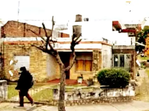 VENTA CASA A REFECCIONAR  CUATRO AMB. HAEDO